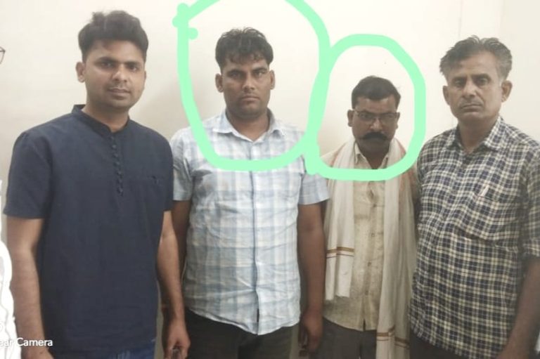 ग्राम प्रतिहारी 20 हजार रुपए रिश्वत लेते गिरफ्तार, पटवारी पहले ही ले चुका था 10 हजार रुपए, वह भी धरा गया