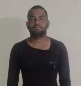 मुम्बई से गिरफ्तार शाहरुख।