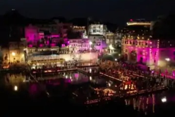 पुष्कर: 1.25 लाख दीयों से जगमगाए पुष्कर के 52 घाट, रेतीले धोरों में कल होगी होली, डीजे की धुन पर