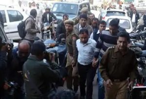 फोटो जयपुर में पेशी के दौरान का का है। सिराजुद्दीन व्हाट्सएप पर आईएस के ग्लोबल ऑपरेटिंग ग्रुप से भी जुड़ा हुआ था।