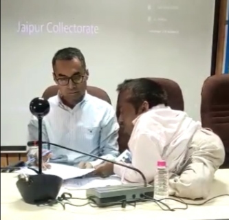 हाथों से चल रहा था दिव्यांग तो सीट से खड़े हो गए जिला कलक्टर और दिखाई यह दरियादिली