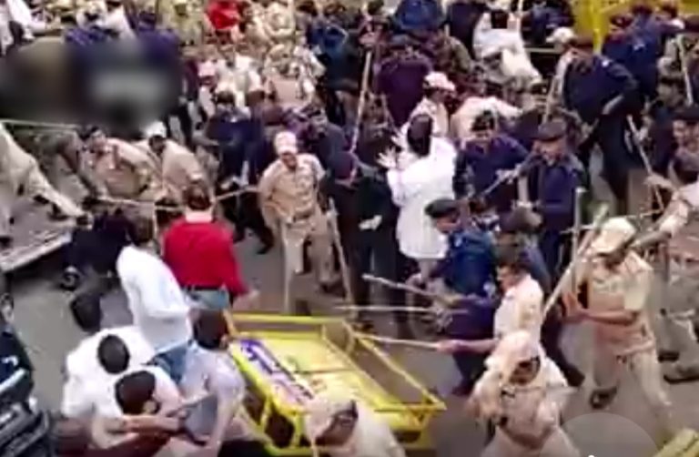 विधानसभा घेरने जा रहे डॉक्टर्स को पुलिस ने पीटा, कपड़े फाड़े, रास्ते में रोक दिया
