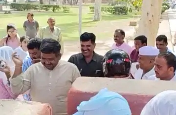 कांग्रेस की सत्याग्रह सभा में मधुमक्खियों का हमला, मंत्री सहित कार्यकर्ता व पदाधिकारी जान बचाकर भागे