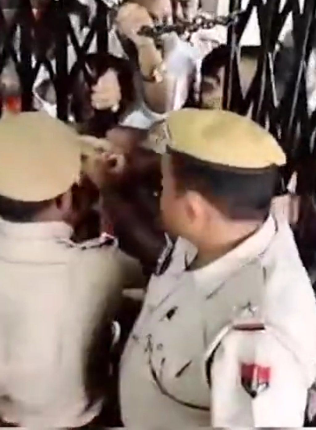 यूनिवर्सिटी में ज्ञापन देने पहुंचे एबीवीपी के छात्र नेता, पुलिस ने कॉलर पकड़ बाहर निकाला