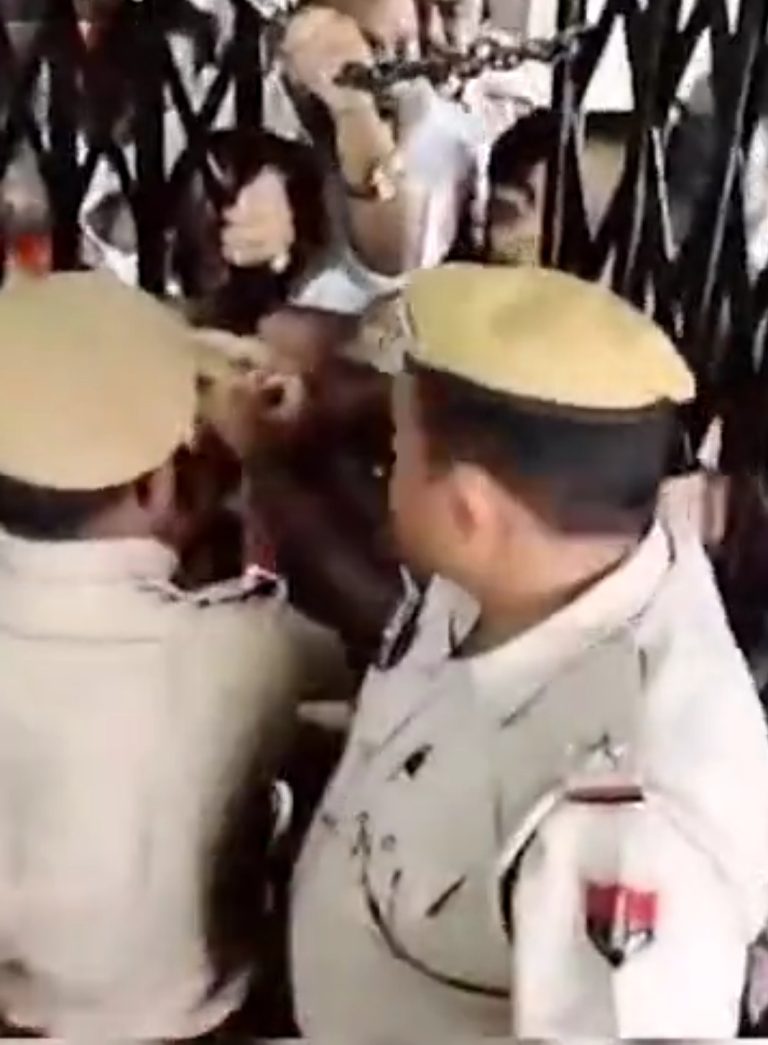 यूनिवर्सिटी में ज्ञापन देने पहुंचे एबीवीपी के छात्र नेता, पुलिस ने कॉलर पकड़ बाहर निकाला