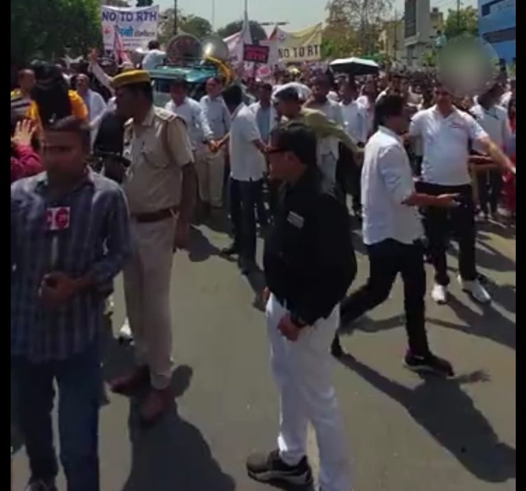 राजस्थान: डॉक्टरों की हड़ताल से बिगड़े हालात, बूंदी और झालावाड़ कलक्टर ने देखे मरीज, कई जिलों में काम पर लौटे डॉक्टर