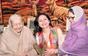 अपनी पोती और बीकानेर पूर्व सीट से विधायक सिद्धि कुमारी के साथ राजमाता सुशीला कुमारी।