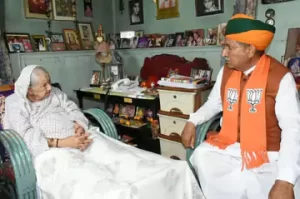 केन्द्रीय मंत्री अर्जुन राम मेघवाल राजमाता सुशीला कुमारी से मुलाकात करते हुए।