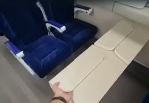 चेयर कार में बीच की सीट पर टेबल भी लगाई गई है।
