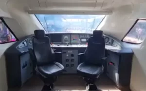 वंदे भारत ट्रेन के इंजन में दो लोगों के बैठने की व्यवस्था रखी गई है।