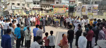 इस शहर को जिला बनाने की मांग को लेकर दो दिन से हंगामा, थम गया शहर, हाईवे पर लगाया टेंट