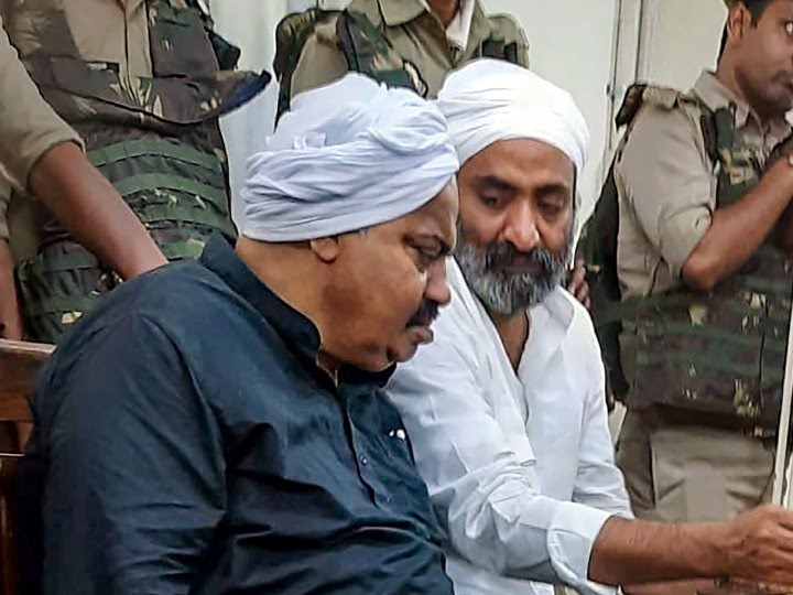 सनसनीखेज खबर: माफिया अतीक और उसके भाई अशरफ की पुलिस घेरे में गोली मारकर हत्या, आरोपियों ने किया सरेंडर, सुबह ही दफनाया गया था अतीक का बेटा