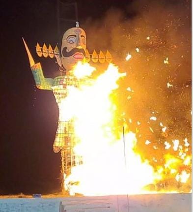 35 फीट के रावण का दहन हुआ, उमड़े शहरवासी, हाड़ोती में यहां साल में दो बार जलाते हैं रावण का पुतला