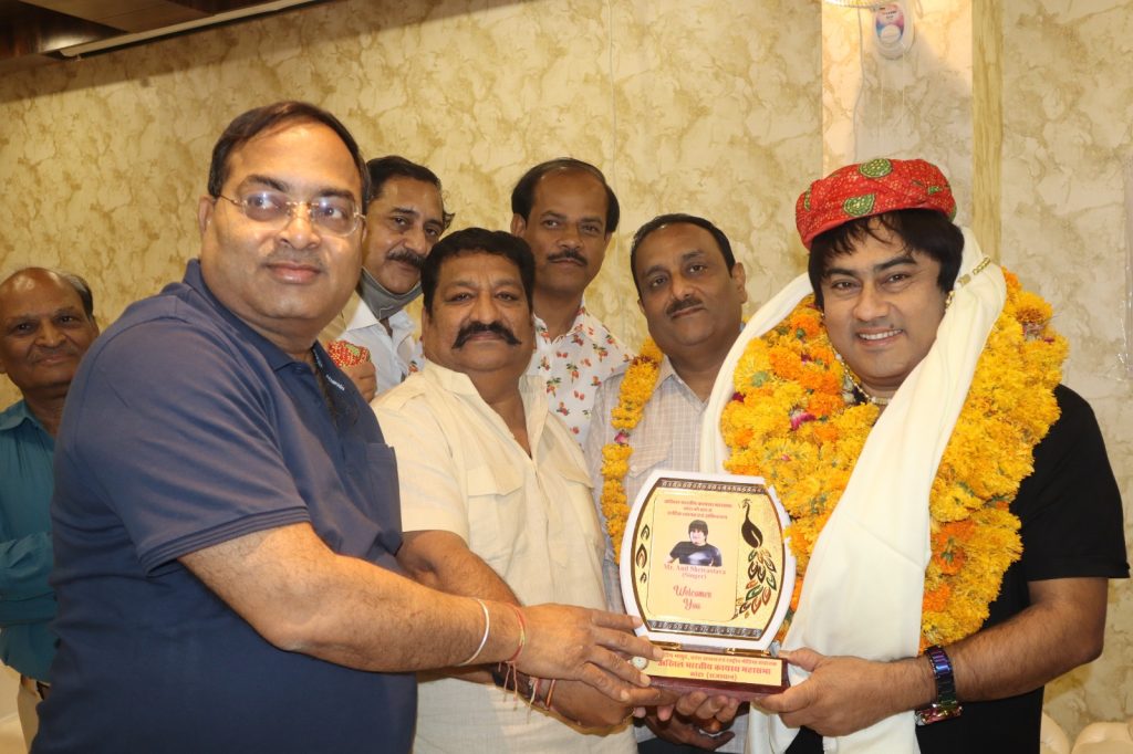 बॉलीवुड सिंगर अनिल श्रीवास्तव के गीतों ने समां बांधा, खूब तालियां बजीं