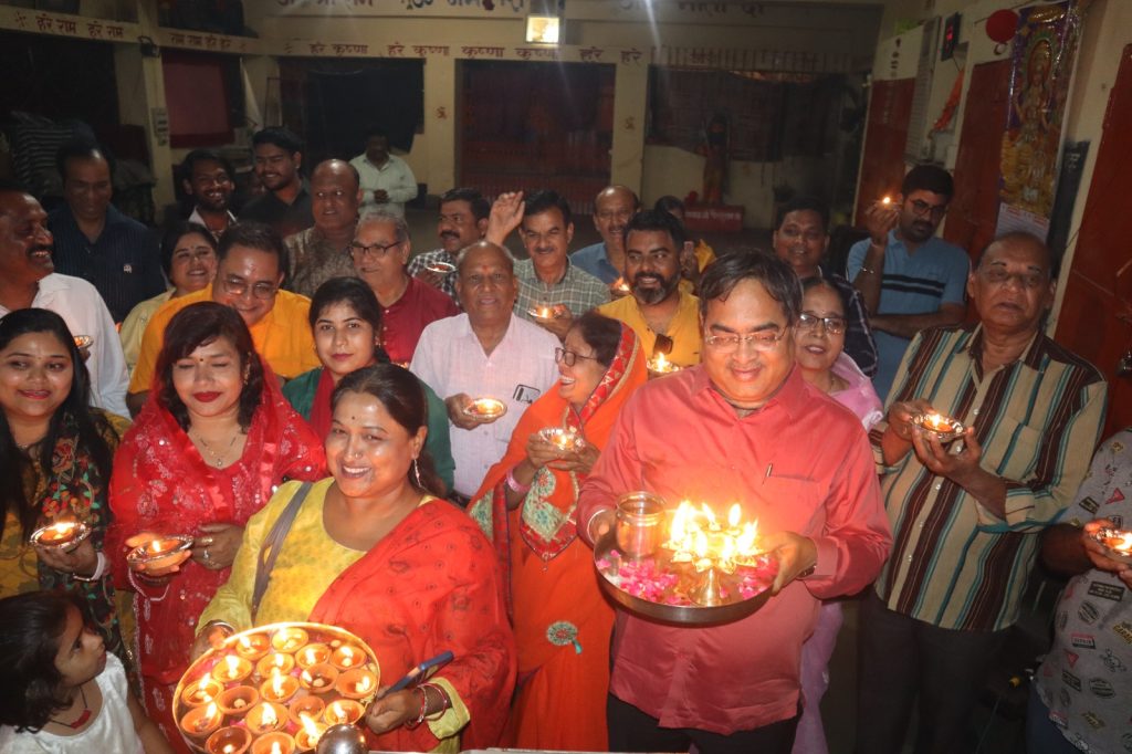 प्राकट्य उत्सव: भगवान श्री चित्रगुप्त जी का सामूहिक पूजन कर 501 दीपों से की महाआरती