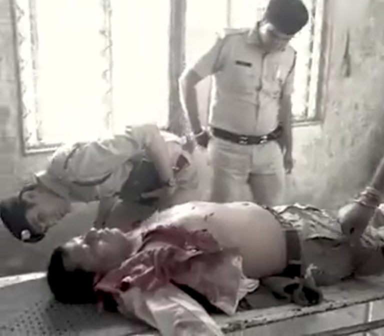 दिनदहाड़े स्कूल लेक्चरर की चाकू से गोदकर हत्या, सड़क पर लहूलुहान पड़े मिले