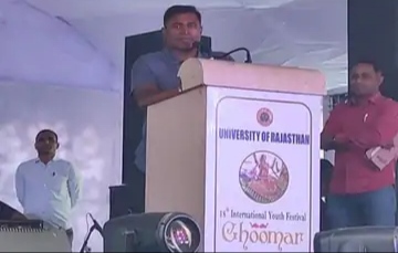 पुष्पा स्टाइल में दिनेश एमएन बोले- झुकेगा नहीं….तो खूब बजी तालियां, कहा- हम लोग लड़की से बात करने पर थप्पड़ खाते थे, आज सिर्फ वॉट्सएप पर ब्लॉक होते हैं