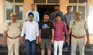 पुलिस मुख्यालय की क्राइम ब्रांच की बड़ी कार्रवाई:साइबर ठगी का पैसा विड्रो करते 3 बदमाशों से 12 लाख रुपए और 36 एटीएम कार्ड बरामद