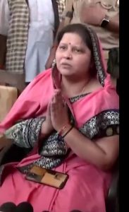 उमेश पाल की पत्नी मंजू पाल एनकाउंटर की खबर मिलने पर मुख्यमंत्री योगी आदित्यनाथ का आभार जताते हुए।