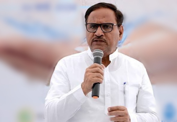 मंत्री जोशी पर आत्महत्या के लिए उकसाने की एफआईआर दर्ज, पीड़ित परिवार का आरोप-खुद की जमीन पर घर नहीं बनाने दिया, धरने पर बैठे