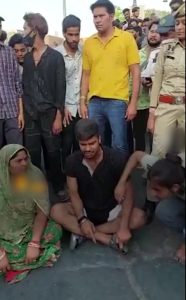 जिस जगह रामप्रसाद ने आत्महत्या की, वहीं पर धरने पर बैठ गए आक्रोशित परिजन। बीच में रामप्रसाद का पुत्र।