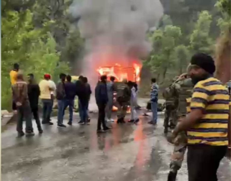 आतंकी हमले से सेना की गाड़ी में लगी आग, देश को हुआ बड़ा नुकसान