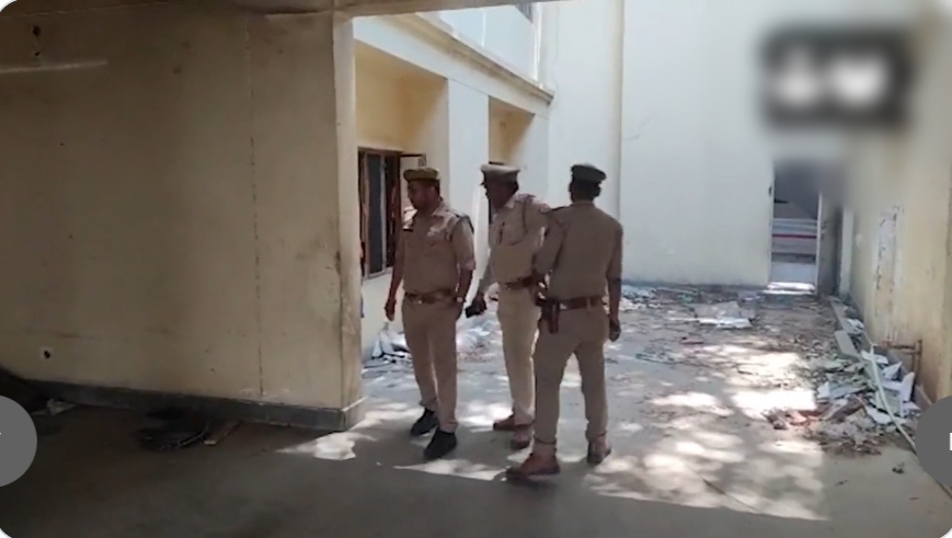 अतीक अहमद के दफ्तर में मिला खून से सना चाकू, दुपट्टा, टूटी हुई चूड़ियां, हर जगह खून के धब्बे, देखें वीडियो