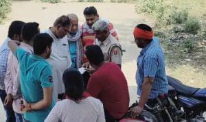 सुसाइड नोट पढ़कर सुनाते पुलिस अधिकारी।