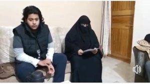 असद अपनी मां शाइस्ता परवीन के साथ। (फाइल फोटो)। शाइस्ता परवीन अभी फरार है।