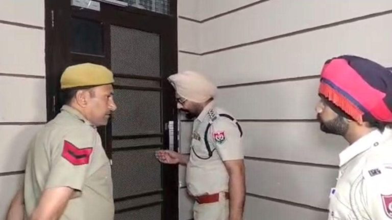 कमरे में रंगरेलियां मना रहा था थाना प्रभारी, मकान मालिक ने बुला ली पुलिस, घंटों हुआ जबरदस्त हंगामा