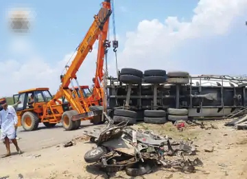 कार पर पलटा टेंकर, 8 की मौत, मृतकों में मां-बेटे, भाई-बहन शामिल