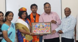 हौसलों की मिसाल: एशियन गोल्ड मेडलिस्ट वेटलिफ्टर शोभा माथुर को कायस्थ समाज ने किया सम्मानित