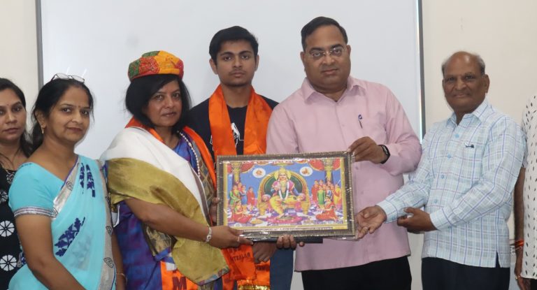 हौसलों की मिसाल: एशियन गोल्ड मेडलिस्ट वेटलिफ्टर शोभा माथुर को कायस्थ समाज ने किया सम्मानित