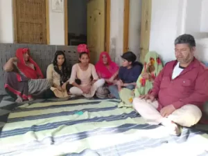 हर्षित के परिवार में दादी, माता-पिता और तीन बहनें हैं।