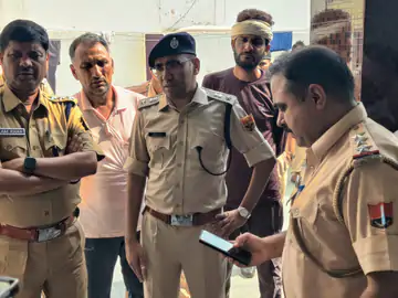 सरपंच के घर में घुसे लुटेरे, बेटे को गोली मारी, 8 लाख कैश और गहने लूट‌कर भागे, लोगों ने दो लुटेरे पकड़ कर पुलिस को सौंपे