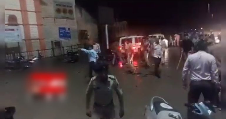 बीच सड़क पर बनी दरगाह के लिए दिए नोटिस पर भारी बवाल, पुलिस टीम पर पथराव और आगजनी, डीएसपी सहित 4 घायल