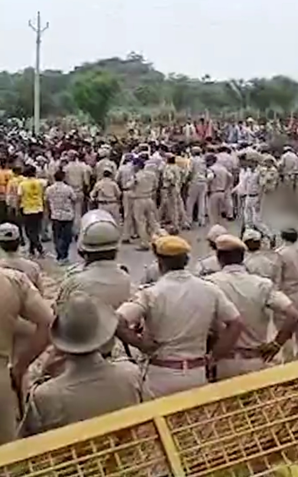 राजस्थान में यहां जिला बनाने की मांग को लेकर हाईवे जाम‌ किया तो पुलिस ने लाठीचार्ज किया, आंसू गैस के गोले छोड़े