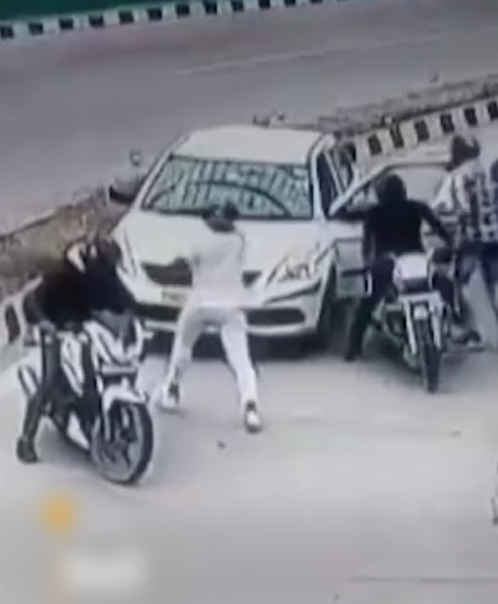 दिल्ली में दिनदहाड़े गन पॉइंट पर लूट: बाइक सवार 4 बदमाशों ने डिलीवरी एजेंट की कैब रोक‌‌ कर वारदात को दिया अंजाम