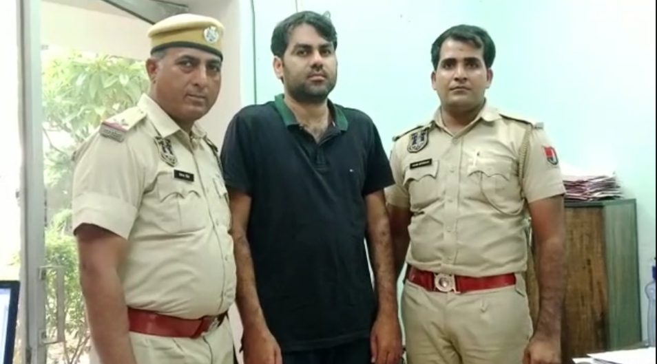 युवतियों से सरेराह छेड़छाड़ करने वाला बड़ा अधिकारी गिरफ्तार