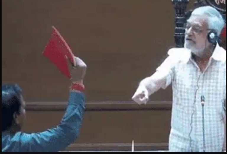 विधानसभा में राजेन्द्र गुढ़ा ने लहराई लाल डायरी, हो गई हाथापाई, भारी हंगामे के बीच मार्शल से बाहर निकलवाया, कांग्रेस से भी कर दिया निष्कासित