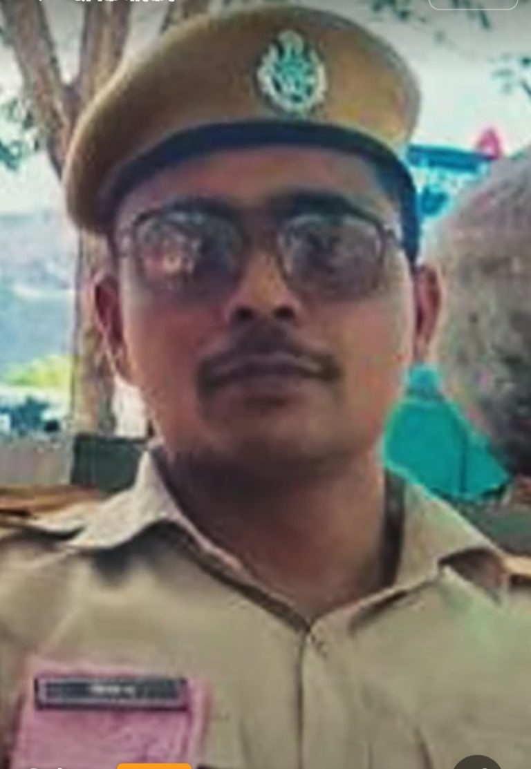 ड्यूटी पर तैनात कॉन्स्टेबल की उसी की राइफल से चली गोली से मौत, जमीन पर गिरा पड़ा मिला, आत्महत्या की भी आशंका