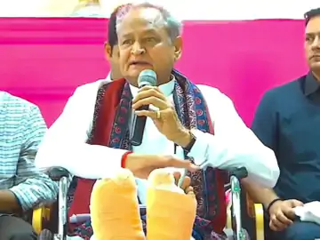 सीएम गहलोत बोले- इसी महीने से फ्री राशन किट व स्मार्ट फोन मिलेंगे, डबल इंजन सरकार जो नहीं कर पाई, वो हमारी सिंगल इंजन सरकार ने कर दिया