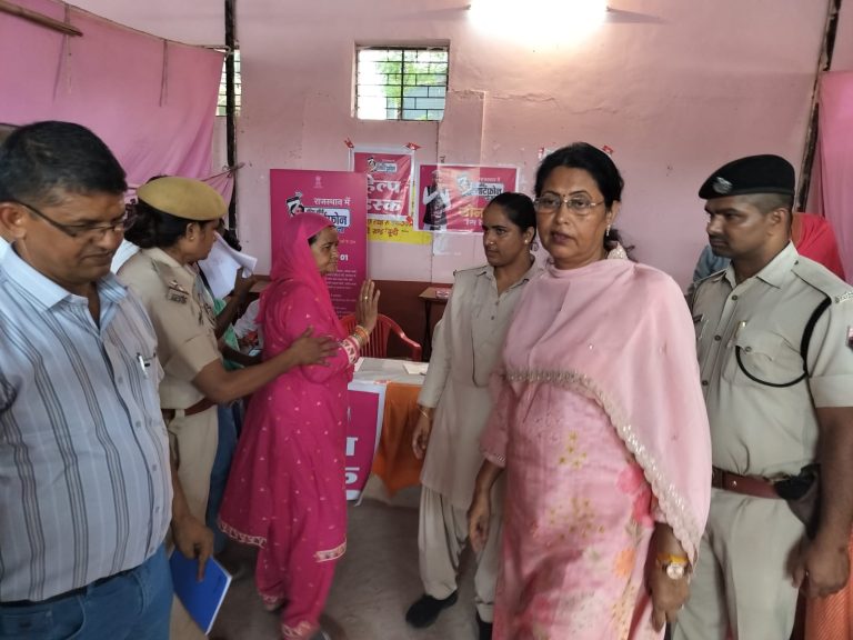 सम्भागीय आयुक्त और जिला कलक्टर ने किया इंदिरा गांधी स्मार्ट फोन वितरण केम्पों का अवलोकन, जानिए क्या हुआ इस‌ दौरान  