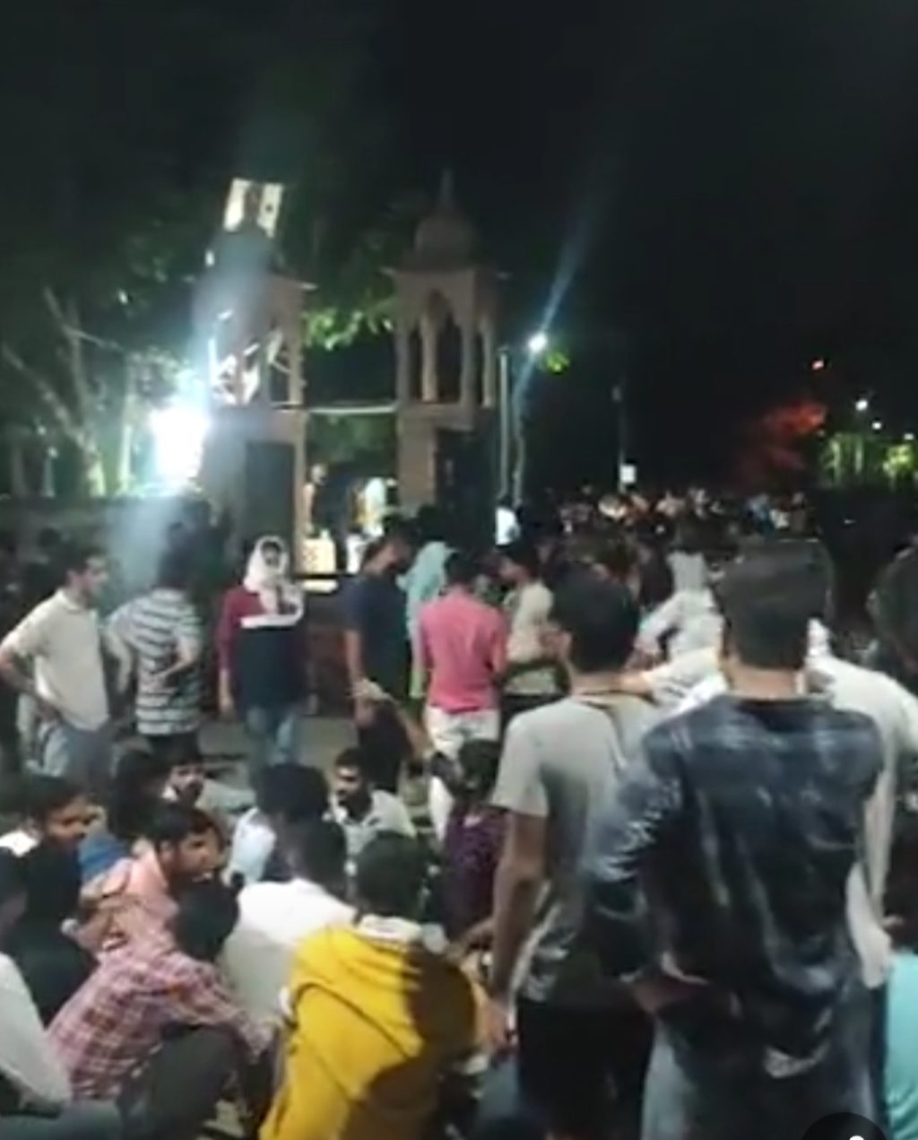 अजमेर: सेंट्रल यूनिवर्सिटी के सिक्योरिटी ऑफिसर पर लड़कियों के फोटो खींचकर शेयर करने का आरोप, स्टूडेंट्स का हंगामा, वाहन फूंके, धरना दिया