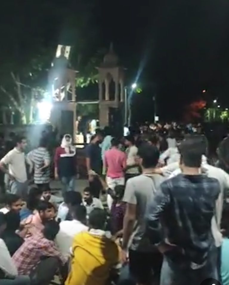 अजमेर: सेंट्रल यूनिवर्सिटी के सिक्योरिटी ऑफिसर पर लड़कियों के फोटो खींचकर शेयर करने का आरोप, स्टूडेंट्स का हंगामा, वाहन फूंके, धरना दिया