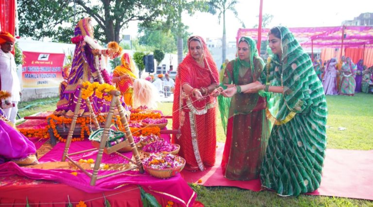 कजली तीज उत्सव: तीज माता का भव्य शृंगार कर महिलाओं ने किया पूजन, फिर राजसी ठाट-बाट से निकाली शोभायात्रा