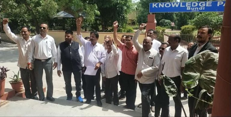 वकीलों ने मुख्यमंत्री अशोक गहलोत के खिलाफ मानहानि प्रकरण दर्ज करने की मांग को लेकर मुख्य न्यायाधीश को भेजा ज्ञापन, प्रदर्शन भी किया