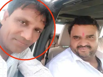 अपहरण और गैंगरेप के आरोप को गलत बताने वाली भीलवाड़ा पुलिस बुरी तरह घिरी, एक आरोपी के कांग्रेस के बड़े नेताओं के साथ फोटो आए सामने