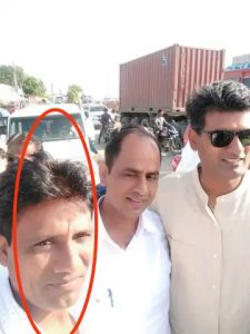 गैंगरेप का आरोपी छोटू (बाएं), पूर्व पीसीसी सदस्य प्रकाश जाट (बीच में), मांडलगढ़ पूर्व विधायक विवेक धाकड़ (दाएं)।