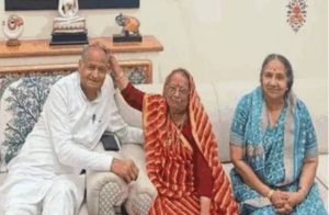 एमएलए सूर्यकांता व्यास सीएम अशोक गहलोत से स्नेह जतातीं।